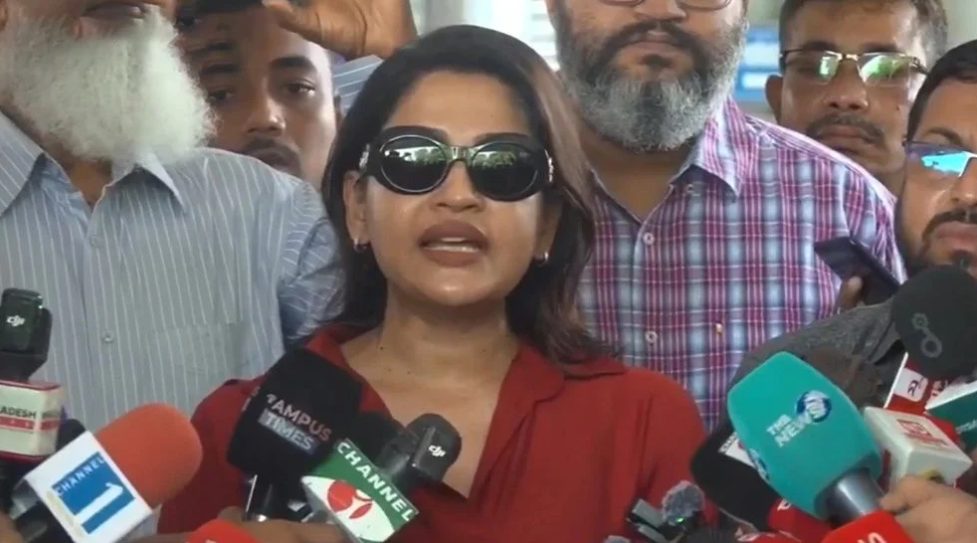 ভেনিসে হেনস্তার শিকার হয়ে দেশে ফিরলেন অভিনেত্রী বাঁধন